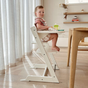 Toddler seated with the harness and feeding tray in Stokke Tripp Trapp